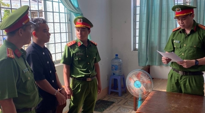 Cơ quan chức năng đọc quyết định khởi tố bị can, bắt giam Hàng Phi Hổ (26 tuổi), nhân viên của Công ty TNHH Sửa chữa và Đóng tàu Phan Thiết. Ảnh: CA.