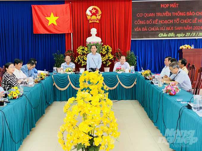 Ông Trần Quốc Tuấn, Phó Chủ tịch UBND TP. Châu Đốc phát biểu tại buổi họp báo. Ảnh: Lê Hoàng Vũ.