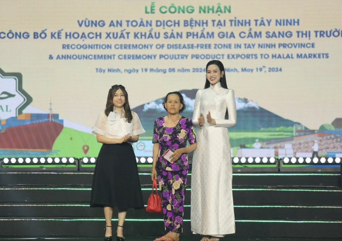 image003-095847_952.jpg Hoa hậu Đỗ Thị Hà và Giám đốc điều hành quỹ DHN Vũ Lê Đan Thùy trao tặng sổ tiết kiệm 50 triệu đồng cho đại diện gia đình Mẹ Việt Nam Anh hùng Phạm Thị Năm.