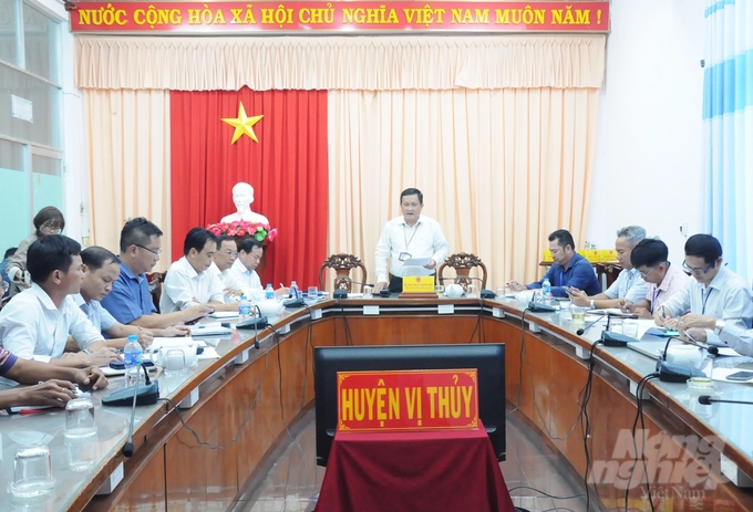 Ông Trương Trần Trọng Hiếu, Phó Chủ tịch UBND huyện Vị Thủy chủ trì buổi làm việc với các ngành chuyên môn và đơn vị liên quan tìm giải pháp hỗ trợ các hộ dân có diện tích lúa bị thiệt hại do ảnh hưởng từ thi công đường cao tốc. Ảnh: Trung Chánh.