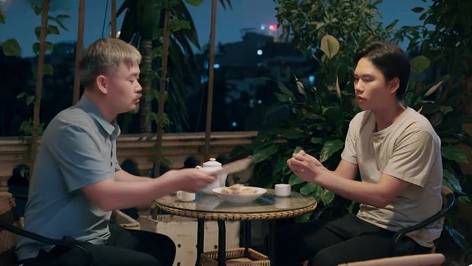 truc-tiep-nhung-neo-duong-gan-xa-tap-2-tren-vtv1-hom-nay-23-5-180715_62.jpg Ông Đông đưa tiền để Hùng lo cho em. Ảnh CMH