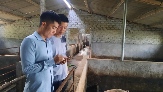 z5423133848361_392e26508f2415e6750b2c43203c9a81-155648_536.jpg Anh Vũ Đức Tuấn (bên trái) giới thiệu với khách hàng về ứng dụng FarmGo. Ảnh: Nguyễn Thành.