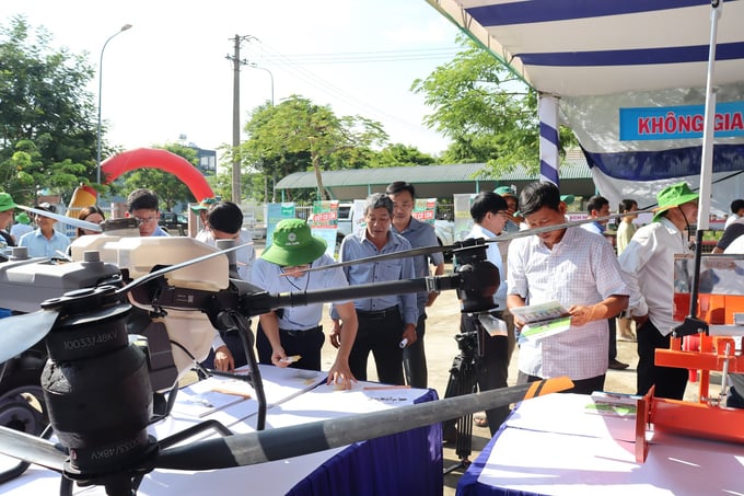 Forum participants visiting various mechanized equipment used in rice production. Photo: L.K.