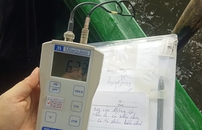 Ngành chức năng địa phương kiểm tra, xác minh nguồn nước. Ảnh: Văn Phú.