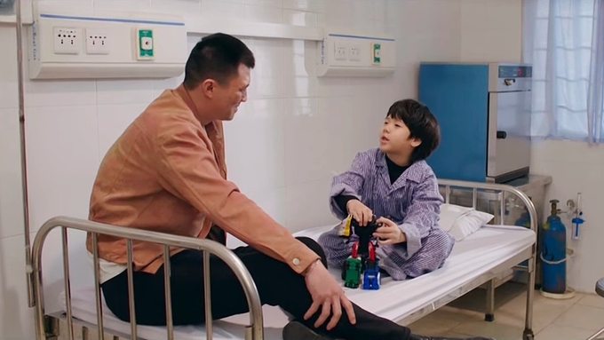Con trai Khải buồn rầu vì không có mẹ ở bên. Ảnh CMH
