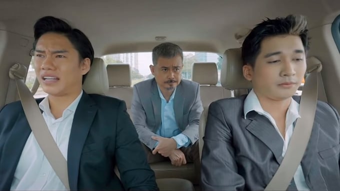 truc-tiep-nhung-neo-duong-gan-xa-tap-3-tren-vtv1-hom-nay-24-5-182323_205.jpg Hùng than vãn vì sợ lỡ buổi tốt nghiệp của Dũng. Ảnh CMH