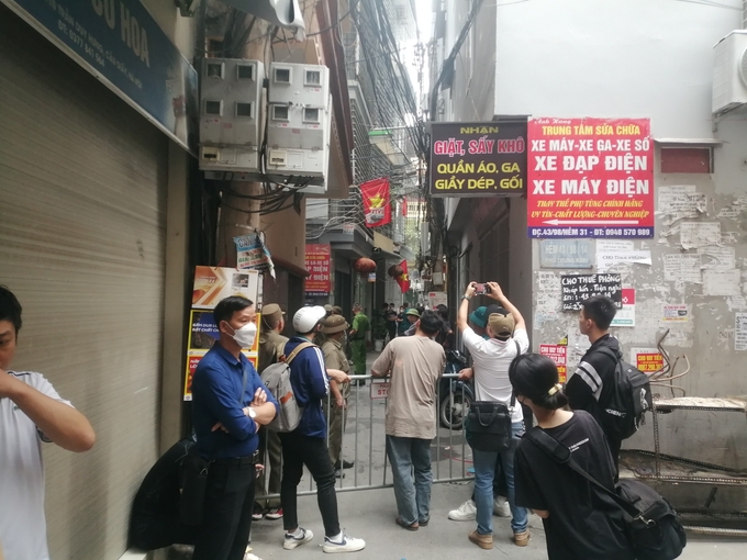 Phong tỏa con hẻm có ngôi nhà 5 tầng bị hỏa hoạn.