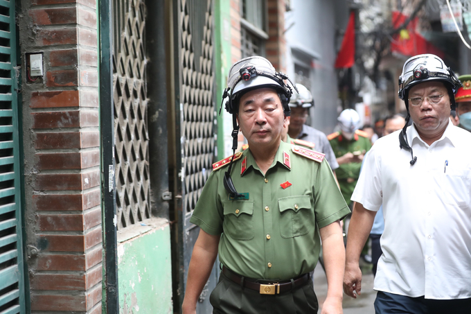 Thứ trưởng Bộ Công an Trần Quốc Tỏ tới hiện trường vụ cháy.