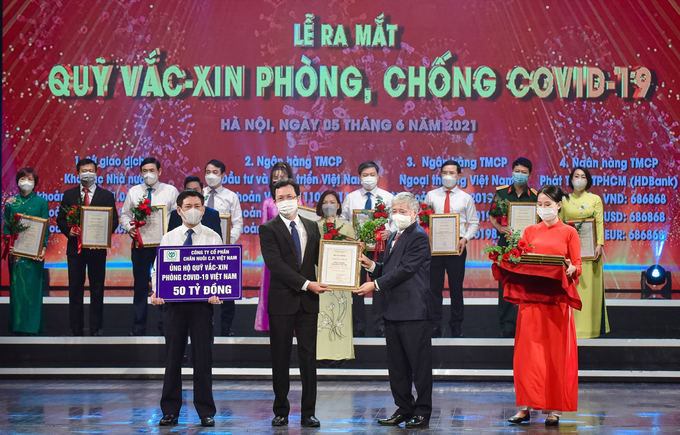 C.P. Việt Nam ủng hộ Quỹ vacxin phòng COVID-19 của Việt Nam.