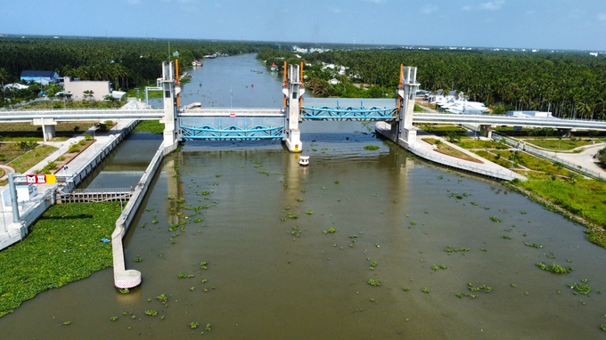 dat-ra-nguyen-tac-khong-hoi-tiec-khi-dau-tu-cong-trinh-thuy-loi-o-dbscl-102627_767.jpg Giữa tâm điểm hạn mặn năm 2024, những công trình thủy lợi đã phát huy hiệu quả rõ nét trong việc đảm bảo an toàn cho diện tích sản xuất nông nghiệp của các địa phương vùng ĐBSCL. Ảnh: Kim Anh.