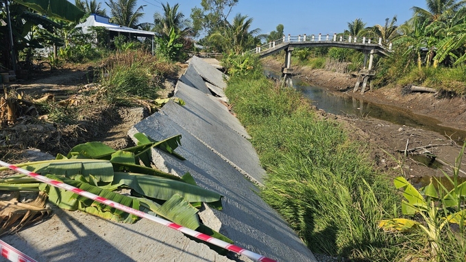 dat-ra-nguyen-tac-khong-hoi-tiec-khi-dau-tu-cong-trinh-thuy-loi-o-dbscl-102716_136.jpg Tình trạng sụt lún, sạt lở đã ảnh hưởng chia cắt một số tuyến đường tại vùng đệm U Minh Thượng, tỉnh Kiên Giang trong mùa khô 2023 - 2024. Ảnh: Kim Anh.