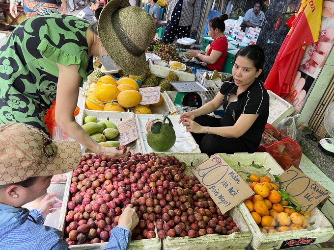 Một sạp bán mận hậu tại chợ Bàn Cờ (quận 3). Ảnh: Nguyễn Thủy.