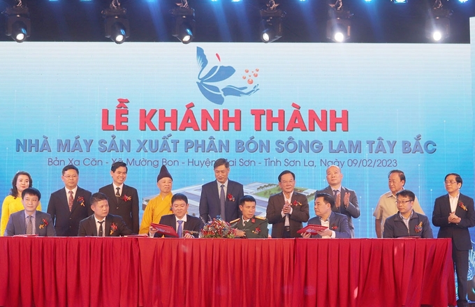 nha-may-phan-bon-song-lam-tay-bac-ky-ket-hop-dong-tieu-thu-san-pham-voi-cac-don-vi-120841_433.jpeg Nhà máy Phân bón Sông Lam Tây Bắc ký kết hợp đồng tiêu thụ sản phẩm với các đơn vị tại Lễ khánh thành ngày 9/2/22023. Ảnh: TL.