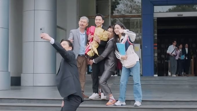 truc-tiep-nhung-neo-duong-gan-xa-tap-4-tren-vtv1-hom-nay-27-5-151451_909.jpg Mọi người chụp ảnh chúc mừng Dũng. Ảnh CMH