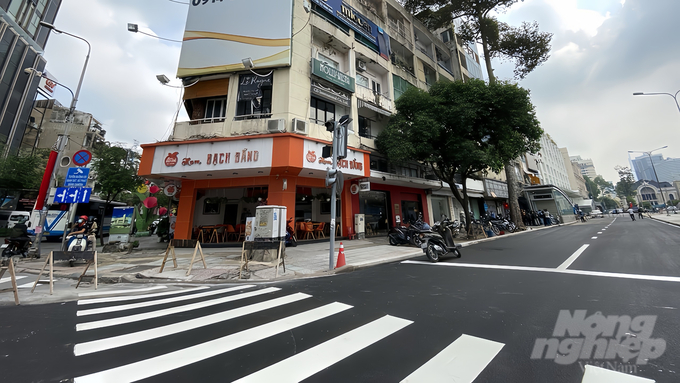 Lễ hội sông nước lần 2 diễn ra từ ngày 29/5 đến 6/6, cấm các loại xe lưu thông vào phần đường dành cho ô tô trên đường Lê Lợi. Ảnh: Trần Phi.