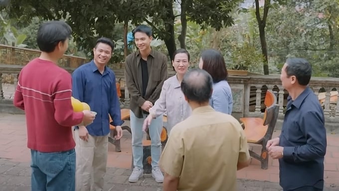 truc-tiep-nhung-neo-duong-gan-xa-tap-5-tren-vtv1-hom-nay-28-5-144504_654.jpg Mọi người vui mừng khi anh em Hùng Dũng đã có công việc. Ảnh CMH