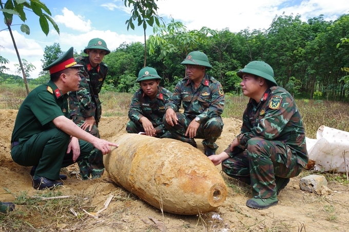 Lực lượng chức năng tiến hành kiểm tra, tiêu hủy theo đúng quy trình. Ảnh: T. Đ.