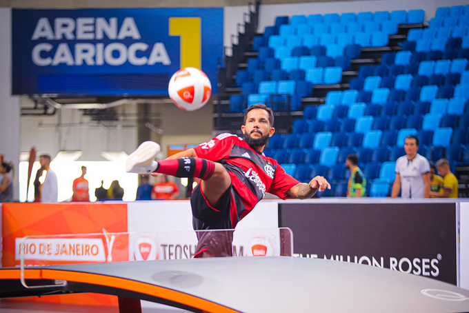 2-161145_732.jpg Teqball được chơi giống bóng bàn và người chơi có thể dùng bất kỳ bộ phận nào trên cơ thể để chơi bóng, trừ tay. Ảnh: BTC.