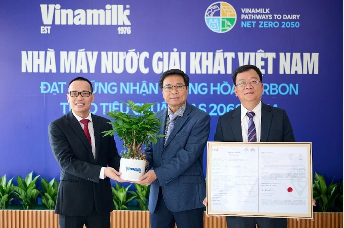 Ông Lê Hoàng Minh, GĐĐH Sản xuất của Vinamilk, trao tặng cây lưu niệm cho đại diện BSI Việt Nam.