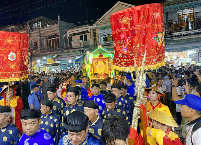 anh-3-104014_849-104014.jpg Sau lễ khai hội, TP Châu Đốc tổ chức lễ phục hiện rước tượng Bà. Ảnh: Lê Hoàng Vũ.