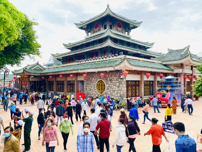 anh-5-104017_697-104017.jpg Hàng ngàn du khách khắp nơi trong và ngoài nước về dự lễ hội Vía Bà Chúa Xứ Núi Sam 2024. Ảnh: Lê Hoàng Vũ.
