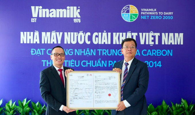 Ông Lê Duyên Anh, Tổng giám đốc BSI Việt Nam (bên trái) - trao chứng nhận trung hòa carbon cho ông Nguyễn Thế Hòa - Giám đốc Nhà máy Nước giải khát Việt Nam (bên phải).
