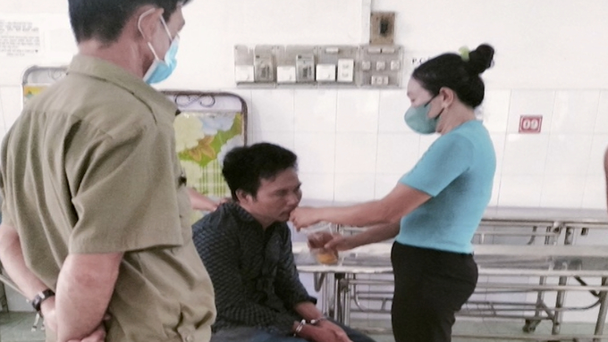tam-giu-doi-tuong-nem-da-o-to-quan-su-va-chem-trong-thuong-cong-an-110425_683.jpeg Đối tượng tên Lưu Văn Mạnh đang bị Công an huyện Kiên Lương tạm giữ. Ảnh: Văn Vũ.