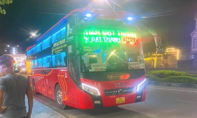 z5487328795123_e13a36bb3af381fd1ed836b4ca7edd08-130742_941.jpg Chiếc xe ô tô khách chở nạn nhân.