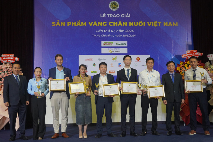 chan-nuoi-4-194049_351.jpg Công ty Cổ phần TVOne Việt Nam; Công ty Cổ phần Đầu tư Liên doanh Việt Anh; Công ty Cổ phần Nông nghiệp Tập đoàn Việt Thái; Công ty TNHH Nutreco International (Việt Nam)... được trao giải Nhất 'Sản phẩm Vàng chăn nuôi Việt Nam' 2024. Ảnh: Nguyễn Thủy.