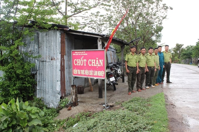 h1-094612_730.jpg Chốt bảo vệ rừng trên đỉnh núi Cheng Leng. Ảnh: Tuấn Anh.
