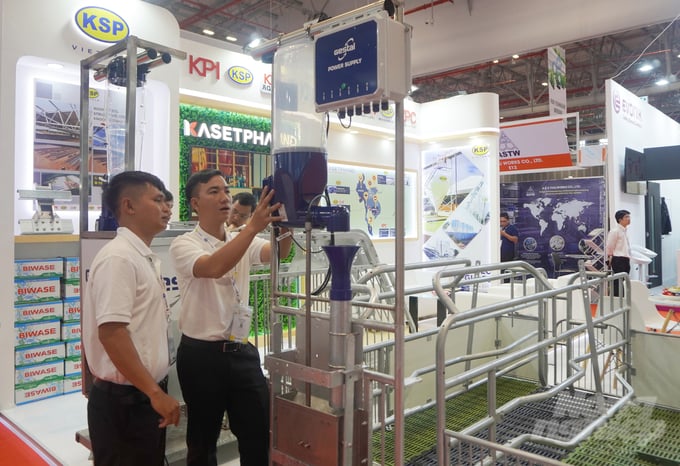 Many domestic and international specialized machinery and equipment are being showcased at the exhibition. Photo: Nguyen Thuy.