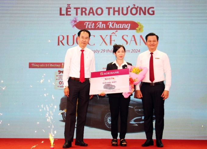 tang-xe-cuu-thuong-va-trao-thuong-chuong-trinh-tet-an-khang--ruoc-xe-sang-093908_558.jpg Ông Bùi Thanh Quang, Trưởng Văn phòng đại diện Agribank khu vực Tây Nam Bộ và ông Nguyễn Trí Dũng, Phó Giám đốc phụ trách điều hành Agribank Long An trao thưởng cho khách hàng trúng giải Đặc biệt chương trình 'Tết an khang - Rước xế sang'. Ảnh: Minh Khương.