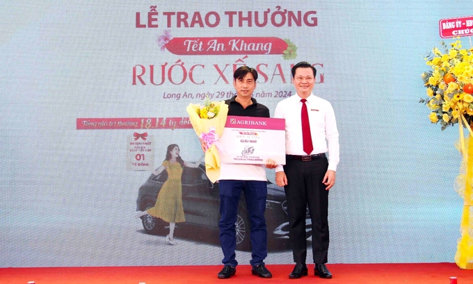 tang-xe-cuu-thuong-va-trao-thuong-chuong-trinh-tet-an-khang--ruoc-xe-sang-093937_317.jpg Các khách hàng may mắn nhận giải Nhì, mỗi giải là 1 xe máy SH Mode trị giá 62 triệu đồng. Ảnh: Minh Khương.
