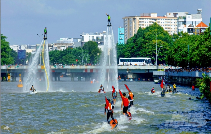 Không gian văn hóa, văn nghệ, hội thi ẩm thực sông nước, giải vô địch bơi vượt sông, giải vô địch ván chèo đứng, trình diễn mô tô nước, dù lượn, thuyền buồm... đã sẵn sàng phục vụ người dân, du khách trải nghiệm. Ảnh: MS.