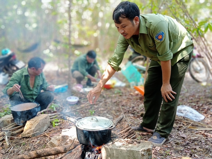 h3-100920_975.jpg Những bữa cơm chóng vánh nấu trong rừng để ăn qua bữa của anh em Trạm quản lý bảo vệ rừng số 3. Ảnh: Đăng Lâm.
