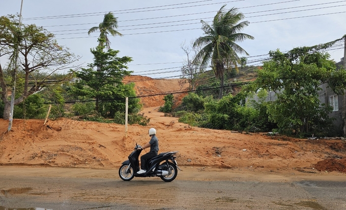 Hiện nay tại phường Mũi Né có 5 dự án nằm trên phía đồi, nguy cơ sạt lở. Ảnh: KS.