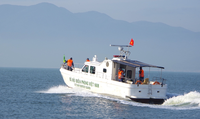 Lực lượng BĐBP tỉnh Bình Định tuần tra chống khai thác hải sản bất hợp pháp. Ảnh: V.Đ.T.