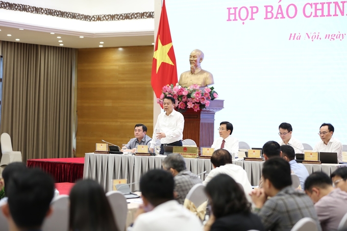 dai-hoc-hubt-dung-chu-ky-kho-tren-chung-tu-ke-toan-la-sai-luat-170541_62.jpeg Thứ trưởng Bộ Tài chính Nguyễn Đức Chi thông tin về sai phạm quy định kế toán tài chính tại Trường Đại học Kinh doanh và Công nghệ (HUBT). Ảnh: VGP.
