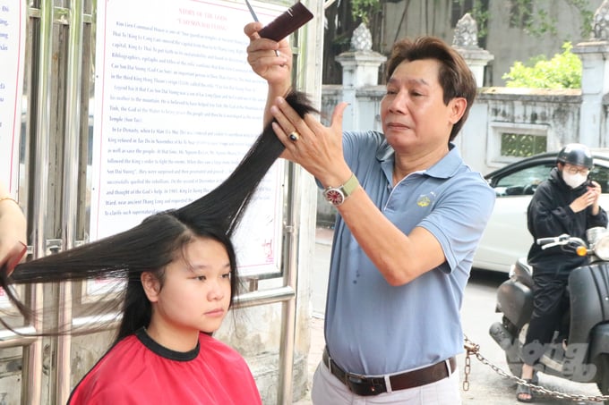 Nghệ nhân làng nghề cắt tóc Kim Liên Phạm Duy Hào. Ảnh: Đức Bách.