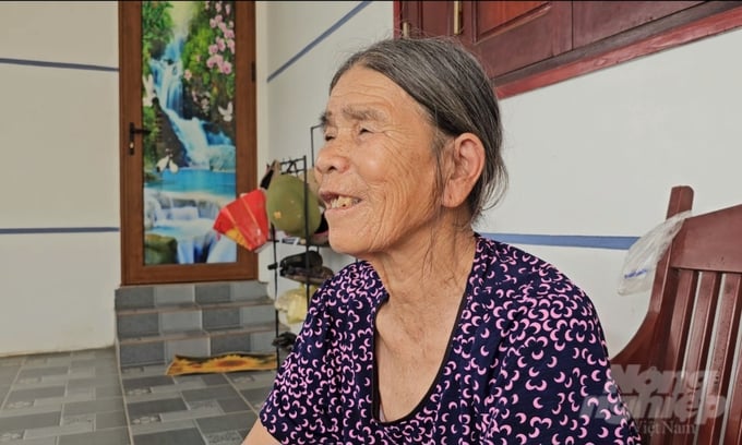 thi-115635_35-115635.jpg Cụ Lê Thị Thi (thôn 7, xã Xuân Phú, huyện Thọ Xuân, tỉnh Thanh Hóa) nhớ về một thời gắn bó với cây mía. Ảnh: Văn Hùng.