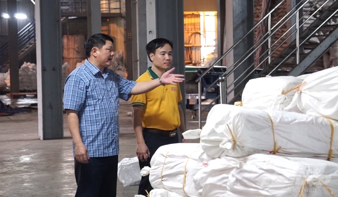 van-dan-thanh-hoa-doi-doi-nho-mia-111520_951-111521.jpeg Ông Lê Bá Chiều, Phó Tổng Giám đốc Lasuco (bên trái) giới thiệu hoạt động của nhà máy. Ảnh: Quốc Toản.