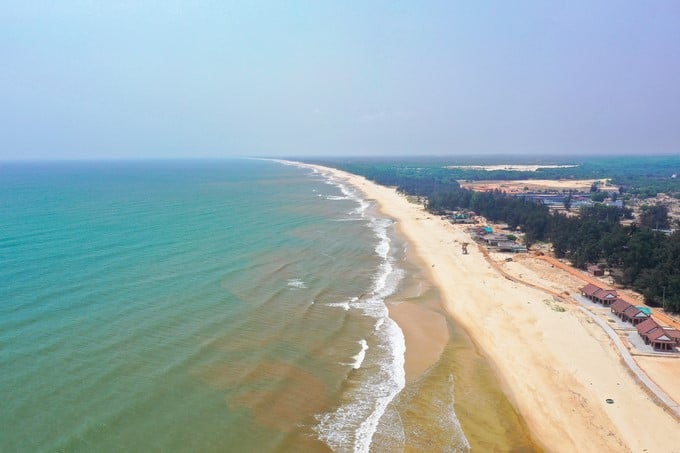The use of sea sand as leveling material must not affect the marine environment, marine ecosystem, sea transport, navigation, or aquaculture. Photo: Tung Dinh.