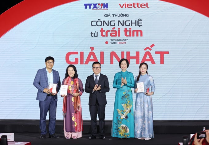 079a3646-chon-144820_580.jpg Các tác giả đoạt giải nhất cuộc thi 'Công nghệ từ trái tim'. Ảnh: TTXVN.