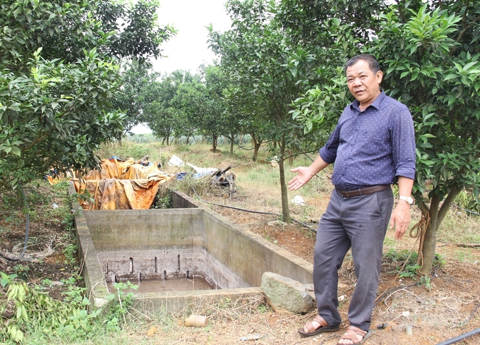 bai-3-san-xuat-an-toan-huu-co-la-huong-di-tat-yeu-225236_31-225237.jpg Ông Kỷ ngâm ủ cá với men vi sinh để bổ sung đạm cho cây thay thế đạm hóa học, vừa tiết kiệm chi phí vừa tăng 'sức khỏe' đất. Ảnh: Trung Quân.