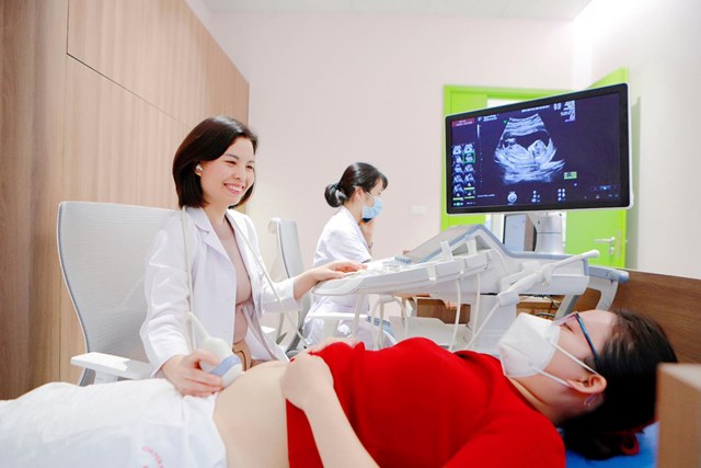 z5509788706742_08e6751ee07e3b9a8589d79cf4fa975f-152412_460.jpg Bác sỹ của Trung tâm Can thiệp bào thai (BV Phụ sản Hà Nội) chăm sóc các sản phụ. Ảnh: BV Phụ sản Hà Nội.