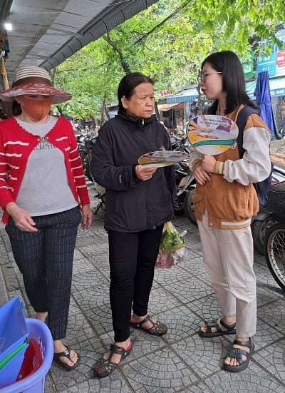 A food safety communication campaign in Thua Thien Hue aimed to raise consumer awareness of the rating program andhelp retailers maintain good hygiene practices. Photo: ILRI.