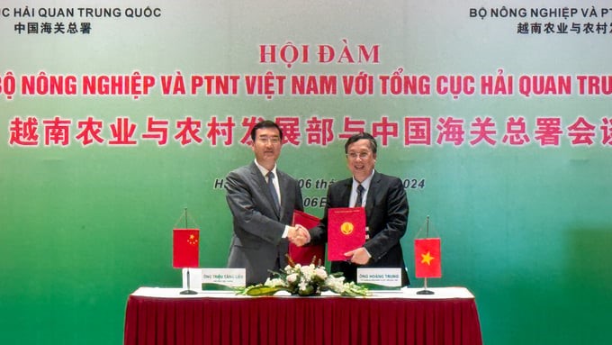 Deputy Minister Hoang Trung and Deputy Director General of GACC Trieu Tang Lien signed the Protocol on quarantine requirements for monkeys exported from Vietnam to China. Photo: Quynh Chi.