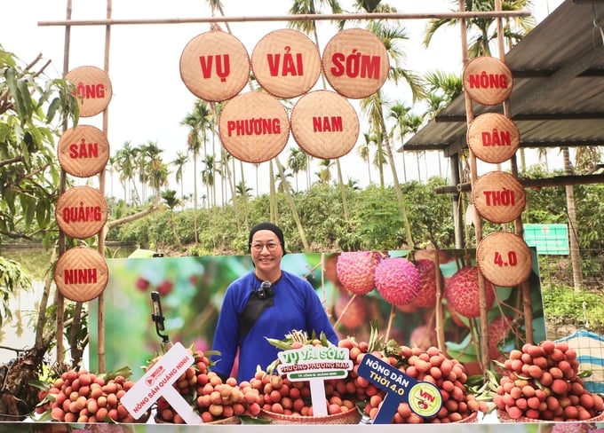 Farmers from Phuong Nam ward dress in eye-catching outfits to participate in the lychee-selling livestream. Photo: Cuong Vu.