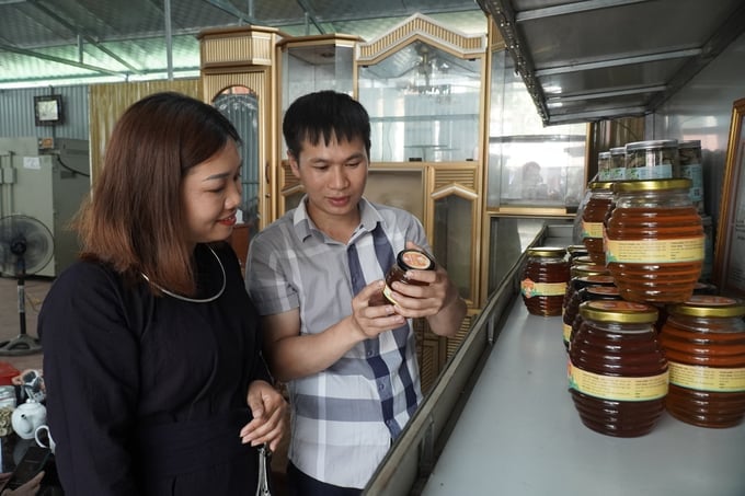 Hoang Van Thu, Director of the Dia Linh Agroforestry Cooperative, introducing the cooperative's honey products. Photo: Ngoc Tu.