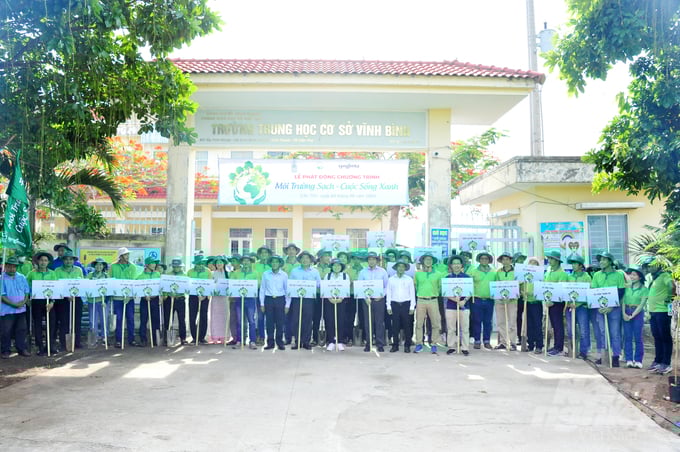 The 'Clean Environment - Green Living' program has collected over 30 tons of used pesticide packaging and planted 1,850 trees along rural roads in 2024. Photo: Le Hoang Vu.